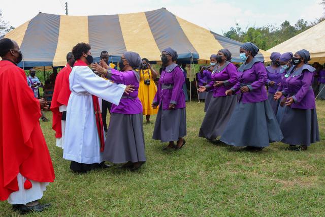 Vertreterinnen der ELKM-Frauenkonferenz gratulieren Pfarrerin Munkhondya. Foto: David Mang‘enda/ALCINET