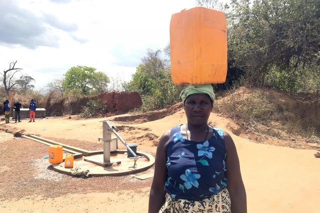 Frau Arminda Laice Mauguese ist eines der sieben Mitglieder des vom LWB ausgebildeten Wasserkomitees. Foto: LWB