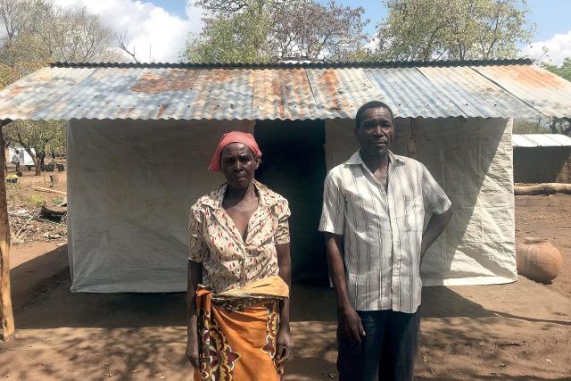 Herr und Frau Mauguese vor ihrer Schutzhütte im Dorf Muchambonha in der Provinz Manica in Mosambik. Die Familie hat durch den Sturm alles verloren. Foto: LWB
