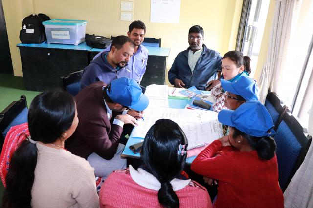 Kleine Gruppe während eines Workshops in Nepal im Dezember 2019 entwickeln Ideen, wie das Pilotprojekt „Kirchen und Katastrophen“ durchgeführt werden kann. Foto: LWF/NELC
