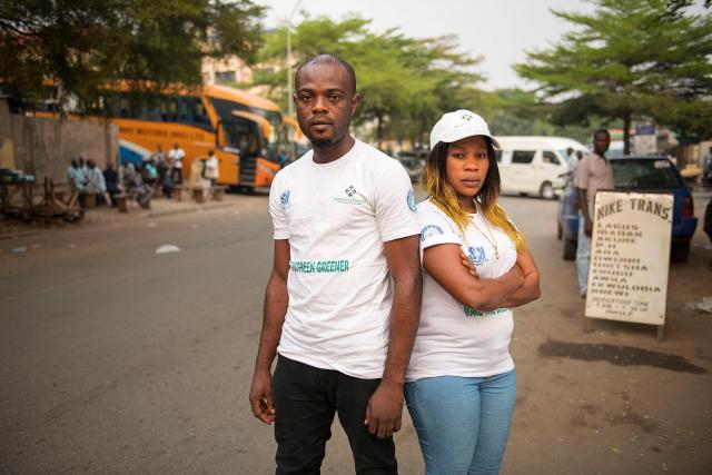 Nosa Okundia und Happiness Ehimen, in den Strassen von Abuja. Foto: Thomas Lohnes